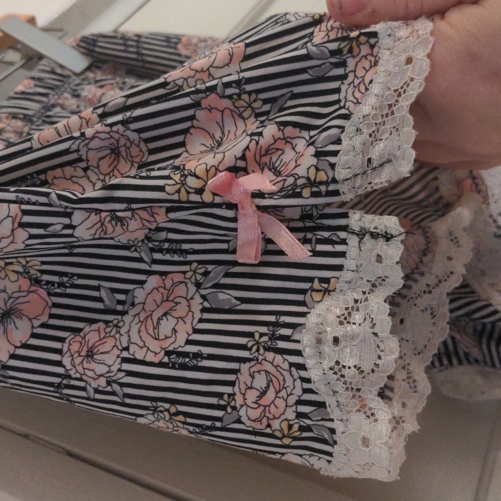 // DONATED 💙 2/$7 Marilyn Monroe cami short stripped pajama set size L - Picture 10 of 12